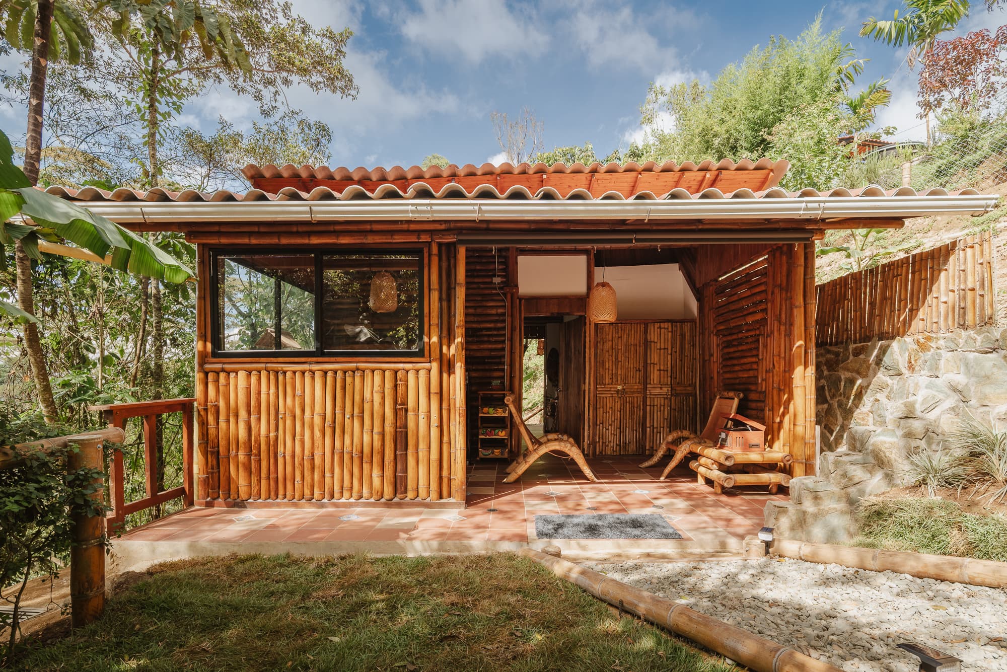 Fachada de Cabaña Meliponas en madera y guadua con vista al bosque
